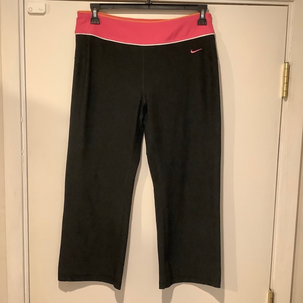NIKE FIT DRY black w/ pink waist band capri yoga/workout pants